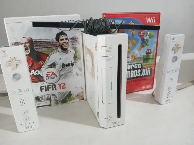 Nintendo Wii + 2 Controles + 2 Jogos Wii