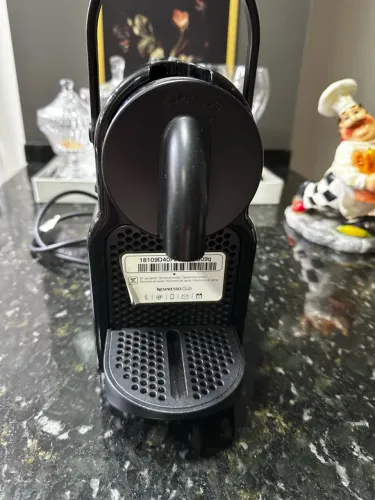 Cafeteira Nespresso semi nova 