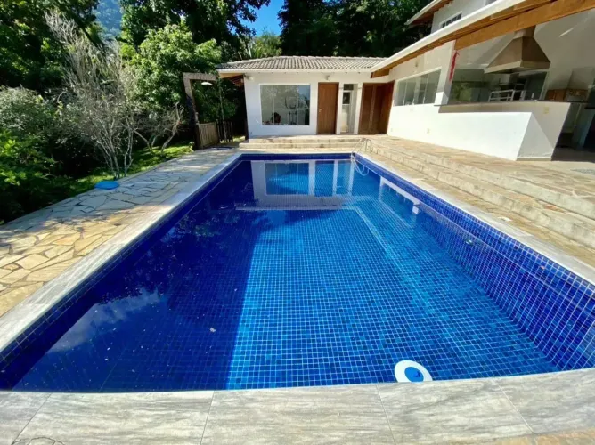 Casa na Ilha Bela com piscina aquecida 4 suites