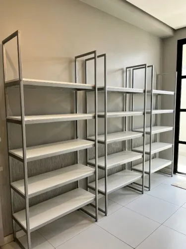 Estante de MDF branco e Metalon prata