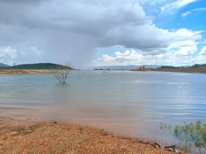 Serra da mesa na beira do lago 