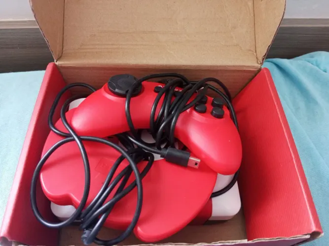 Vídeo game retro na caixa com 620 jogos