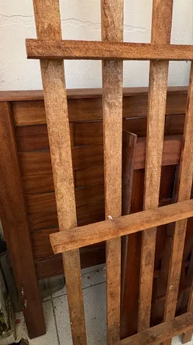 Cama de madeira nova 
