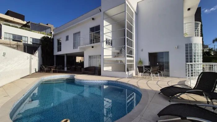 Casa com 4 quartos sendo 2 suítes, espaço gourmet, piscina e vista deslumbrante!