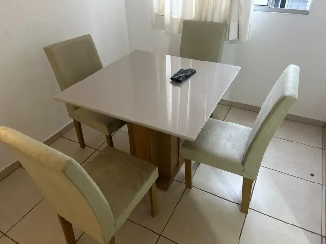 Mesa de Jantar com 4 Cadeiras por R$ 300 | Ótimo Custo-Benefício!
