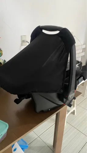 Carrinho de bebê com bebê conforto