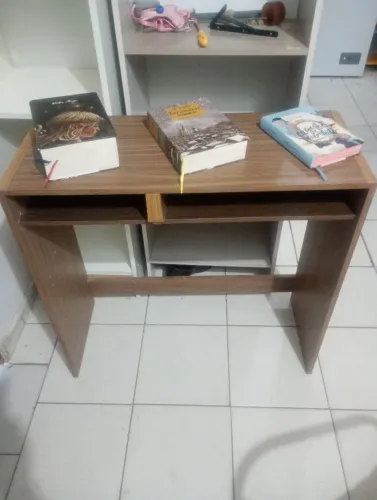 Linda mesinha de estudo/ leitura/ computador.