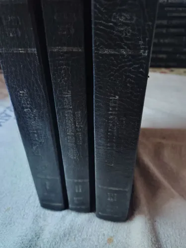 Livro de Direito com 3 volumes