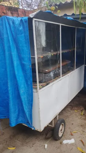 Vendo carrosinha de lanche em boas condiçao 1500 aceito oferta rolo