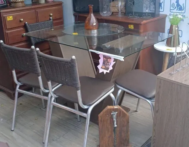 Retirada jardim miriam vendo mesa 4 cadeiras novinha de vidro tem que retirar