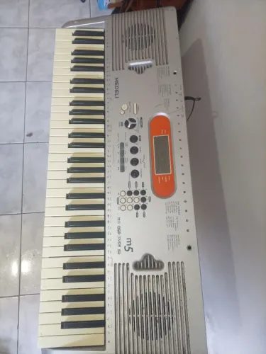 TECLADO MEDELI M5 - Vendo ou troco por bicicleta 