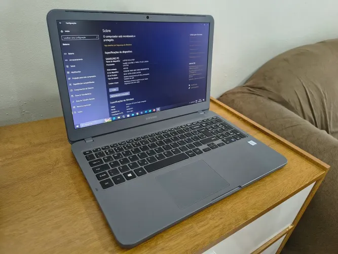 Notebook Samsung NP350XAA-KF3BR focado para trabalho e estudos