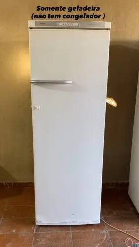 Geladeira (ela não tem freezer)