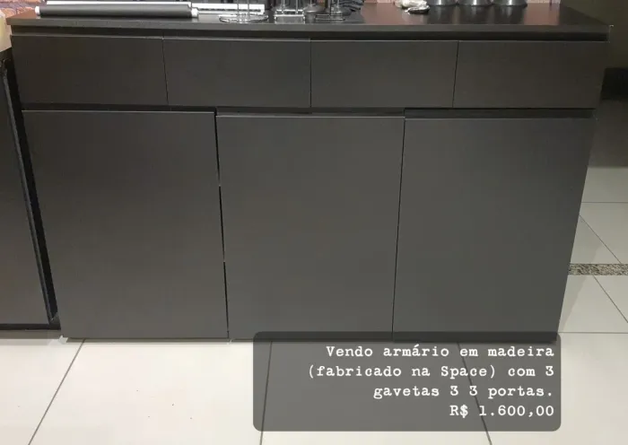 Armário em madeira