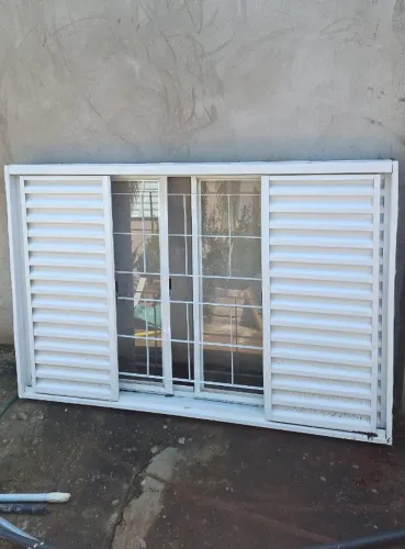 Janela Veneziana de Aço Branca com Grade e Vidro - 1,50m x 1,50m