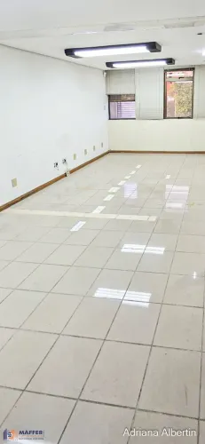 Prédio comercial com 239m²