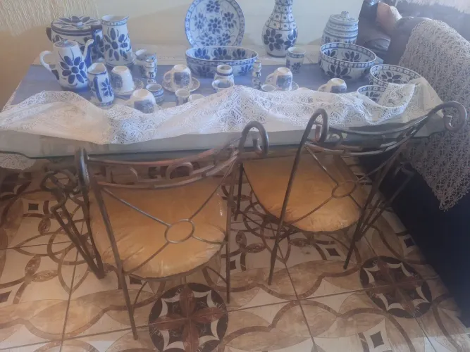 MESA FERRO 6 LUGARES TAMPO VIDRO BORDAS DESENHADAS