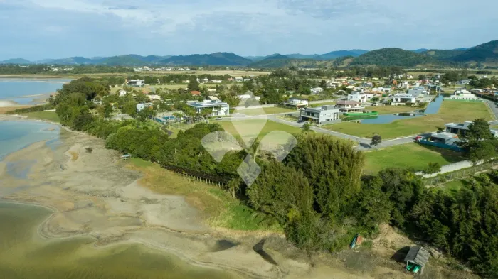 Lote a venda com 820m² no Condomínio Aqualina Lake Club em Imbituba SC