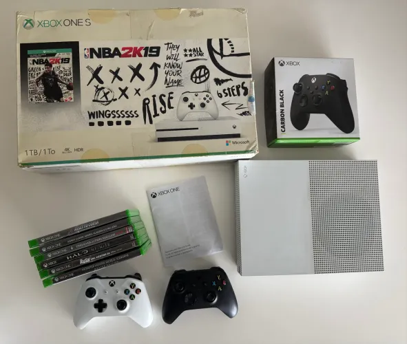 Xbox One S 1TB 2 controles 6 jogos físicos
