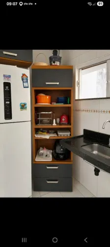 Vendo armário de cozinha com pistões na porta superior e inferior, com gaveta de correr.