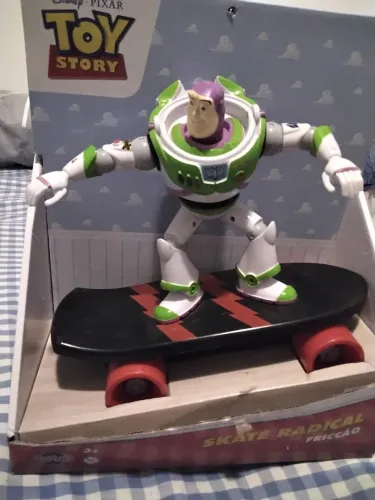 Skate E Buzz Lightear Toyng Toy Story Com Fricção 26 cm