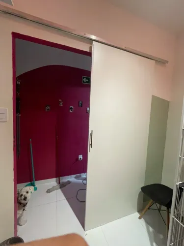 Folha MDF branco reaproveitável, em bom estado, com pequeno detalhe na parte inferior.