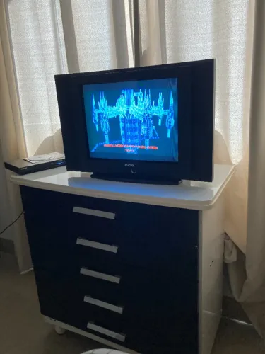 TV CCE de tubo (CRT), funcionando e com controle remoto.