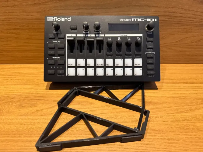 72 horas de promoção!!! BAIXOU! Roland Groovebox MC-101, com suporte de brinde