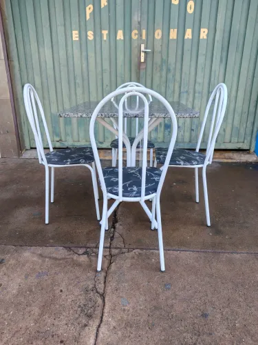 Vendo jogo mesa de granito com 4 cadeiras
