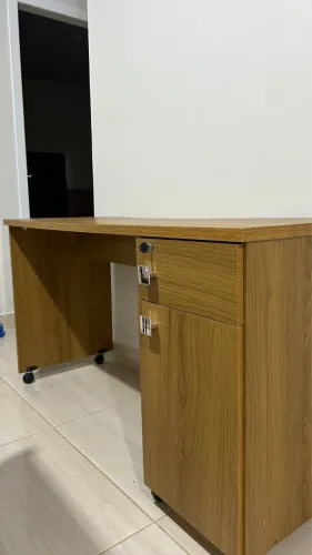 mesa /escrivaninha / mesinha marrom 