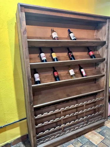 Adega expositora de vinhos e bebidas no geral.