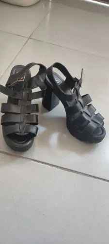 Sandália preta estilo aranha, usada apenas uma vez