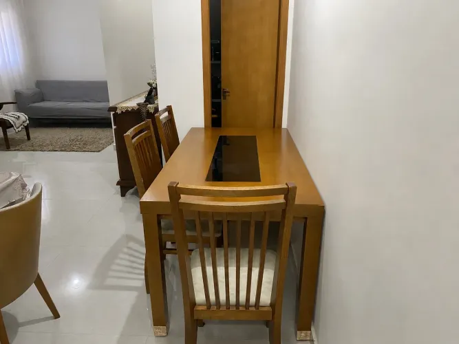 Mesa de Jantar com 6 Cadeiras em Madeira - Linda e Super Conservada!