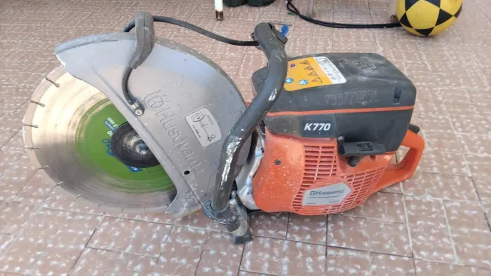 Cortadeira manual k770 Husqvarna usada com o disco