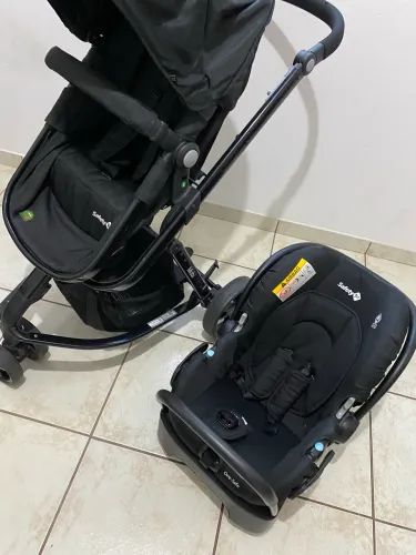 Carro de bebê com bebê conforto Satefy 