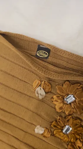 Casaco manta de la e bordado amarelo queimado GG 
