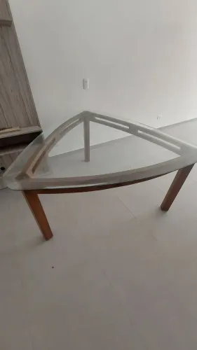 Mesa triangular com tampo de vidro para 6 cadeiras