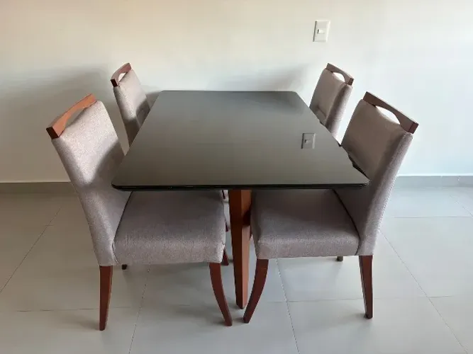 Mesa de Jantar + 4 Cadeiras