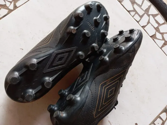chuteira da umbro original de campo
