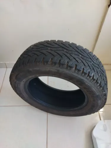 Pneu meia vida mas que anda muito ainda. Continental 215/65 R16 - 98T