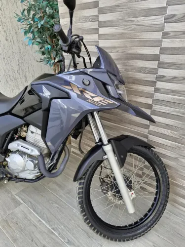 XRE 300 2023 em estado de 0km. Apenas 2.700km, único dono!!!