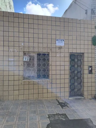 Vende-se uma casa na rua oliveira lima.bairro lira próx ao CTA.e ao lado escola sousadre