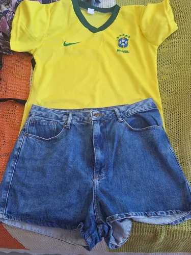 Conjunto de blusa da Copa e shor jeans