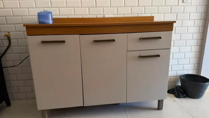 Vendo balcão seminovo, apenas 1 ano de uso, sem avarias!