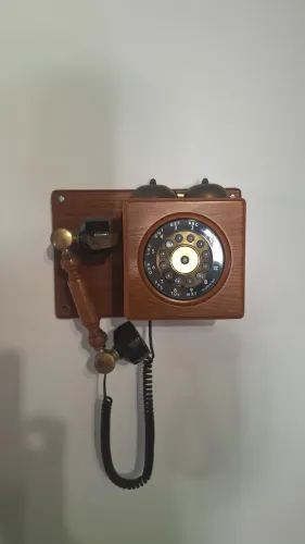 Telefone Antigo / Retrô de Parede em Madeira (Decoração/Vintage)"