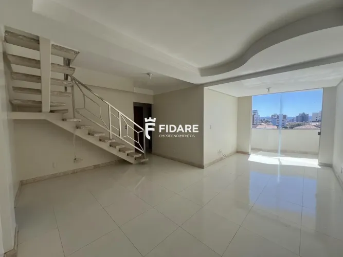 Aluga-se cobertura no Cândida Câmara, com 03 quartos sendo 02 suítes