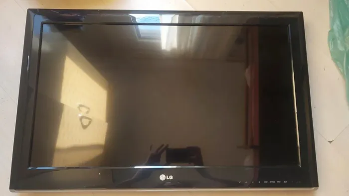 Vendo tv LG 32 pol. Não é smart.funcionando perfeitamente.