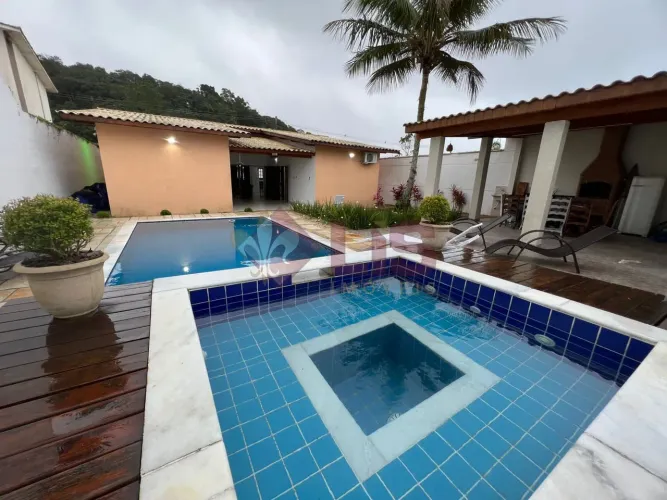 Linda Casa Térrea com Espaço Gourmet e Piscina na Praia Capricórnio