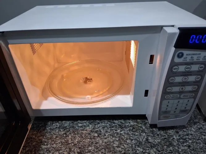 Microondas electrolux 20L perfeito estado..