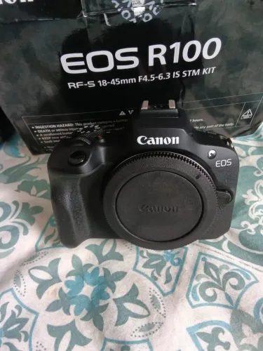 Canon Eos R100